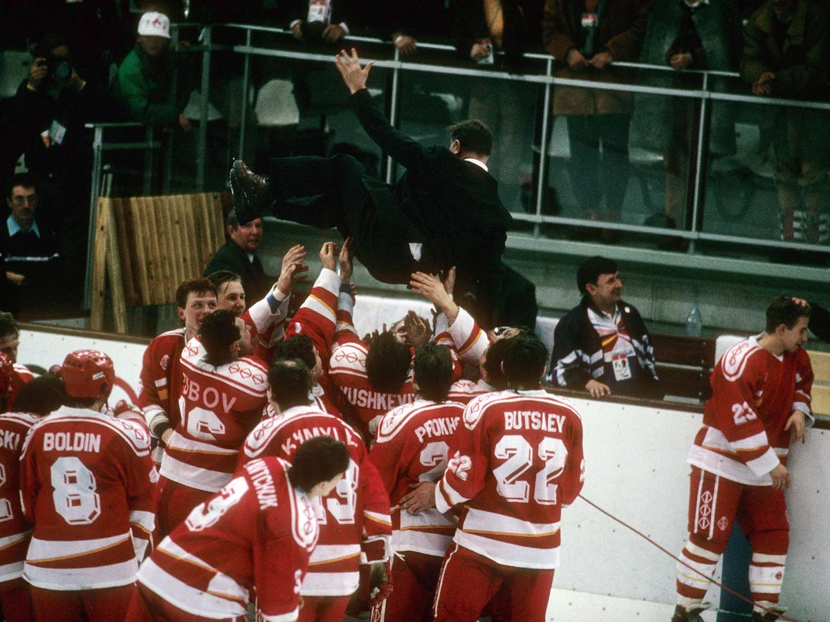 Хоккеисты сборной СССР после победы на Олимпийских играх 1992 года