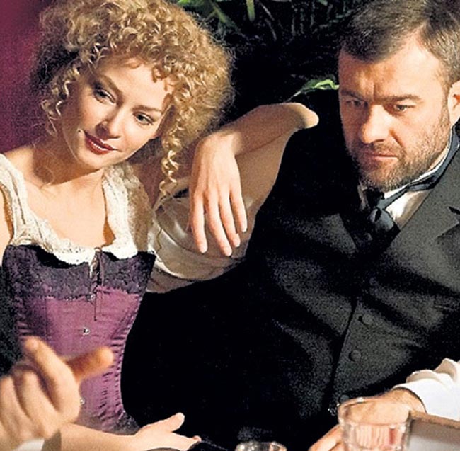 Кадры-из-фильмов-«Яма»-с-Михаилом-ПОРЕЧЕНКОВЫМ-и-Светланой-ХОДЧЕНКОВОЙ-в-главных-ролях...