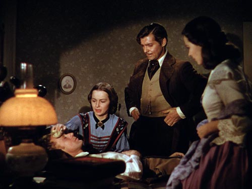 Кадр из фильма «Унесенные ветром». Лесли Говард - Эшли (лежит), Оливия де Хэвиленд - Мелани, Кларк Гейбл – Ретт, Вивьен Ли – Скарлетт