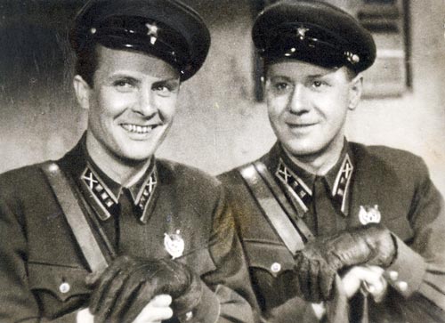 Евгений Самойлов (отец актрисы Татьяны Самойловой) и Иван Любезнов в фильме «В 6 часов вечера после войны»