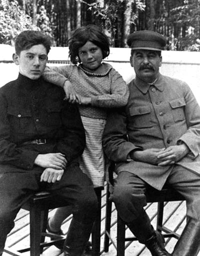 Светлана с отцом и братом Василием, 1935 год. Фото: ru.wikipedia.org