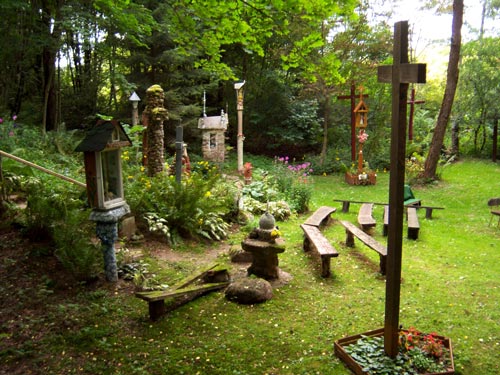 Деревня уничтожена, но память о невинных жертвах нацистов жива. wikimedia.org