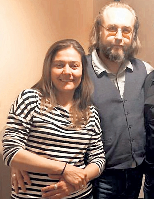 Іш киімдегі порно фотосуреттегі жігіт