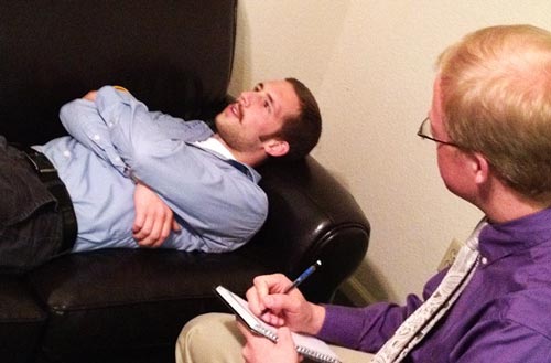 Чтобы расслабить пациента, многие психотерапевты предлагают ему прилечь на диванчик. Фото: wikimedia.org