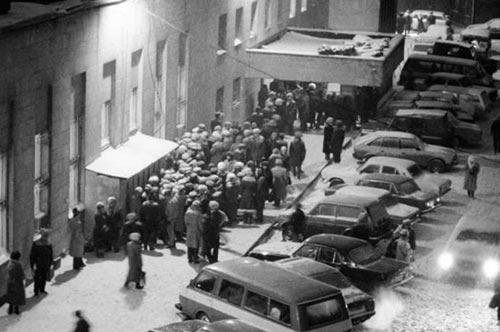 Ночная очередь возле одного из филиалов Сбербанка. На дворе – напомним - январь месяц. Источник: mirnews.su 