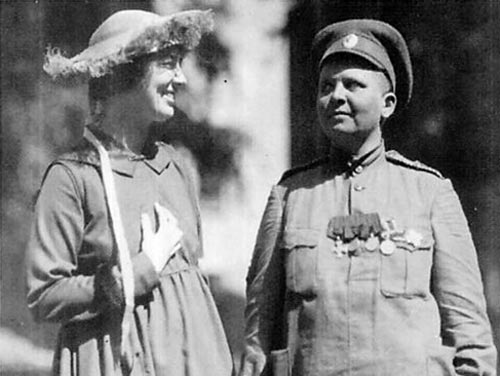 Мария Бочкарева (справа) и Эммелин Панкхёрст – британская общественная деятельница