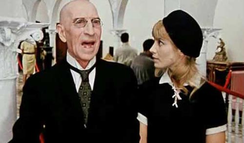 Кадр из фильма "12 стульев" (реж. Л. Гайдай, 1971 г.). Киса Воробьянинов - С. Филиппов, Лиза - Н. Варлей 