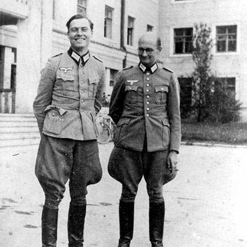 Граф фон Штауффенберг (слева). Взрывом бомбы ему изуродовало руки, поэтому он всегда их прятал при фотографировании. Источник: istpravda.ru