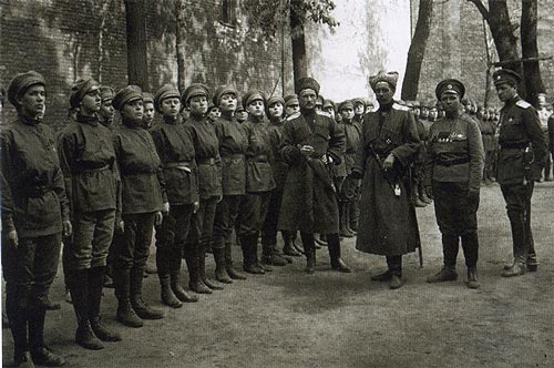 Командующий Петроградского военного округа генерал П.А. Половцов проводит смотр 1-го Петроградского женского батальона