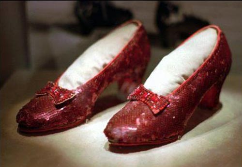 Если бы одна из этих красных туфелек вела дневник – в нем было бы маловато пикантных записей. Фото: lapresse.it