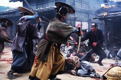 Для настоящего самурая не имело никакого значения, сколько врагов сражается против него. Источник: Кадр из фильма «13 убийц»