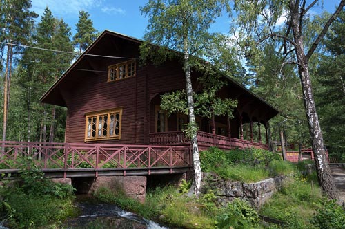 Дача, или рыбацкая изба Александра III. Автор: Motopark / wikimedia.org