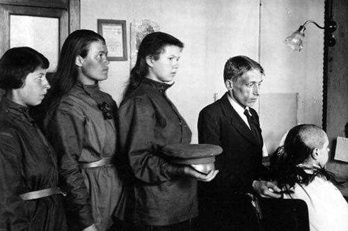 Участницы женского батальона в парикмахерской