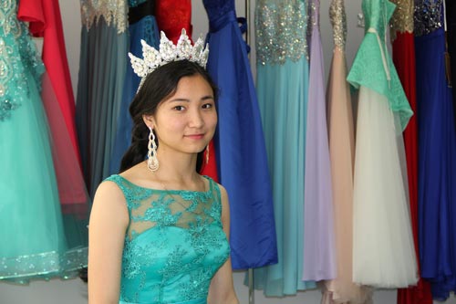 На выпускной вечер девушки надевают бальные платья. pixabay.com