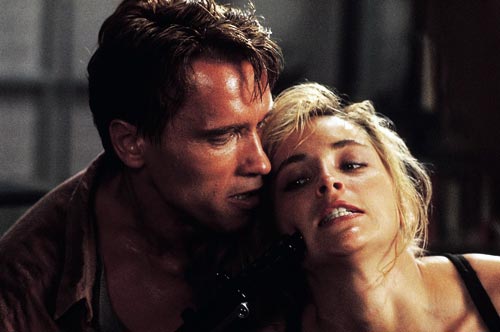 Кадр из фильма «Вспомнить все». Шварценеггер делится известностью с начинающей Шэрон Стоун 