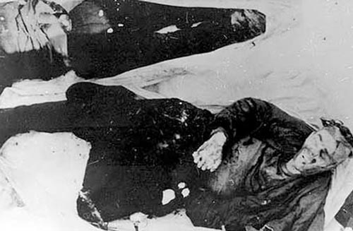 Туристы из группы Дятлова, найденные в снегу