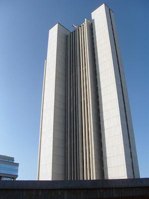 Колоссальное здание обкома КПСС Свердловской области было построено за рекордные для советских времен четыре года. Фото: Николай Путин / Wikimedia.org