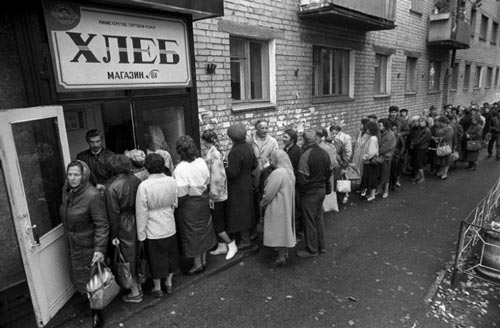 Даже хлеб оказался дефицитным товаром в эти апрельские дни. Источник: back-in-ussr.com 