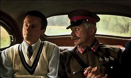 Олег Меньшиков, Никита Михалков в фильме Н. Михалкова «Утомленные солнцем»