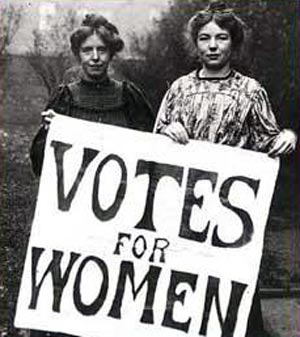 1 января 1910 г. Суфражистка клеит плакат. На нем можно прочитать - «Голоса для женщин»