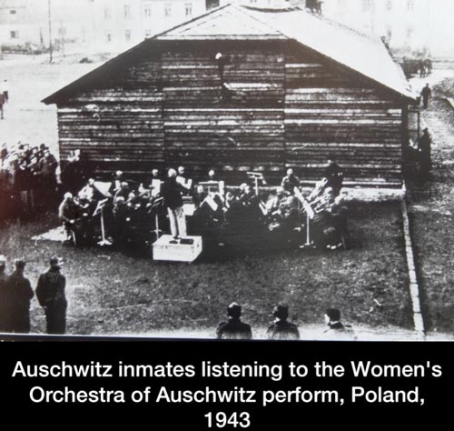 Женский оркестр возле 24-го барака в Аушвице-Биркенау 