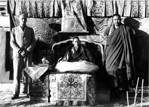 Участник экспедиции Аненербе антрополог Бруно Бегер с тибетским регентом. wikimedia