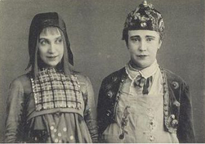 Открытка с фотографией первой постановки «Синей птицы» в 1908 году: роль Митиль играет Алиса Коонен, а Тильтиля – Софья Халютина