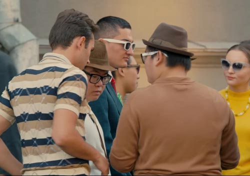 Иностранные туристы охотно меняли вещи на русские сувениры. Кадр из фильма «Фарца»