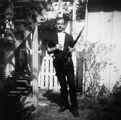 Освальд у своего дома с винтовкой «Каркано», март 1963 г. wikimedia