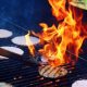 Жаря на углях котлеты для гамбургеров, следите за огнем! pxhere.com