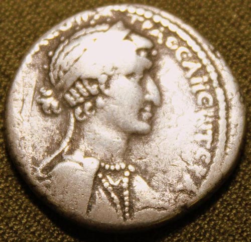 Сирийская монета с изображением Клеопатры. По современным меркам она далеко не красавица