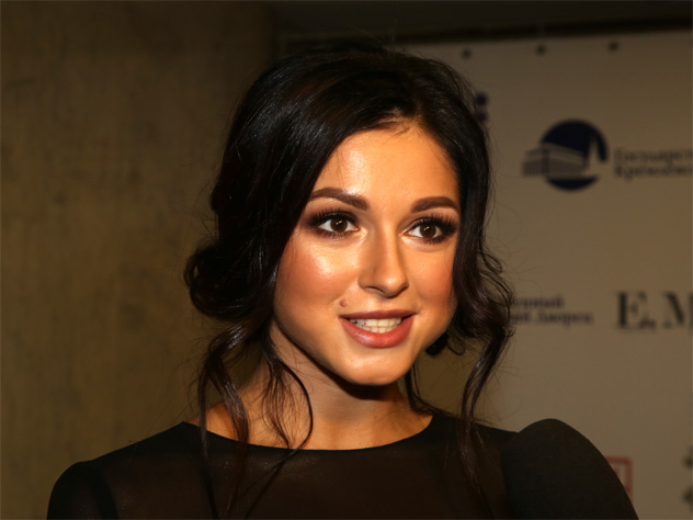 В окружении певицы Нюши рассказали, что когда она узнала, что беременна, то легла на сохранение в госпиталь.