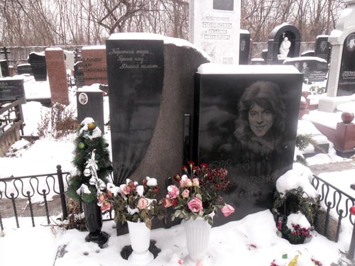 Могила Жени Белоусова на Кунцевском кладбище в Москве. wikimedia