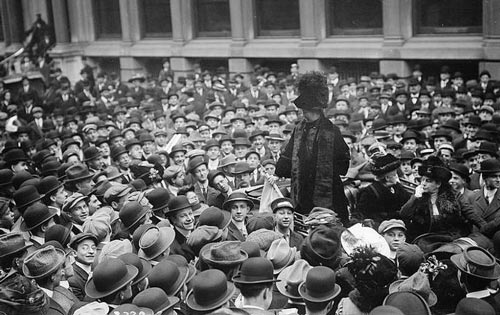 Суфражистка Эммелин Панхерст выступает на Уолл-стрит