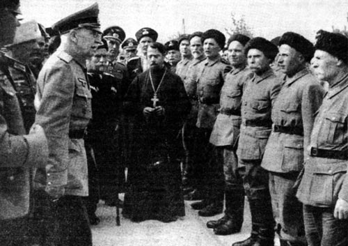 Атаман Петр Краснов выступает перед казаками под присмотром германских союзников, 1944 г. Автор неизвестен 