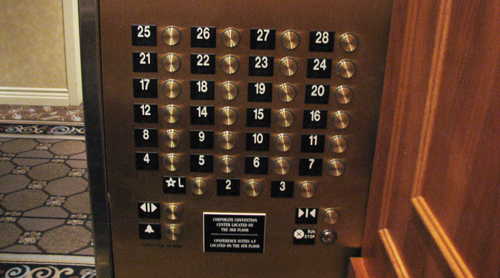 Кнопки в лифте: 13 этаж отсутствует. Фото: Sgerbic/wikimedia.org