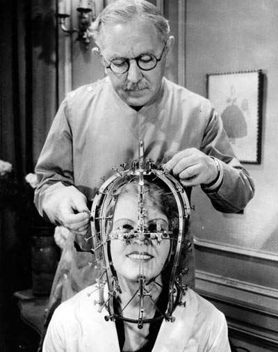 Макс Фактор изучает особенности черепа актрисы «калибратором красоты». Фото: журнал Modern Mechanix, январь 1935 года 