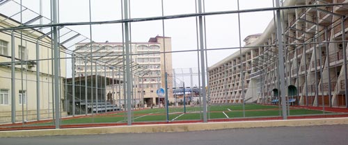 Футбольное поле и жилые корпуса на Нефтяных Камнях. wikimedia