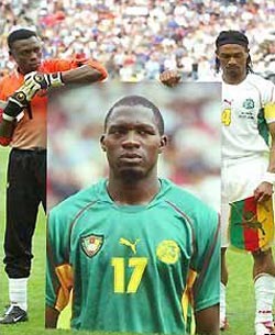 Футболисты сборной Камеруна с портретом Фоэ перед финалом Кубка конфедераций-2003