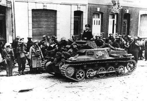 Раненых британских солдат вывозят немецкие танки из захваченного Кале (Франция), 1940 г. wikimedia
