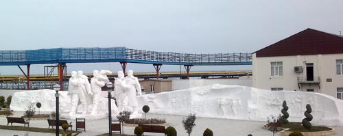 Памятник нефтяникам, Нефтяные Камни, Азербайджан. wikimedia