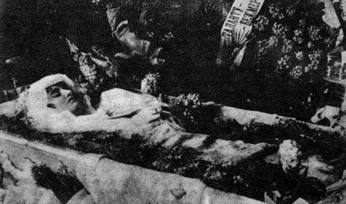 В документальном фильме «Похороны Веры Холодной» актриса сыграла главную роль. Картина шла во всех кинотеатрах с огромным успехом. wikipedia