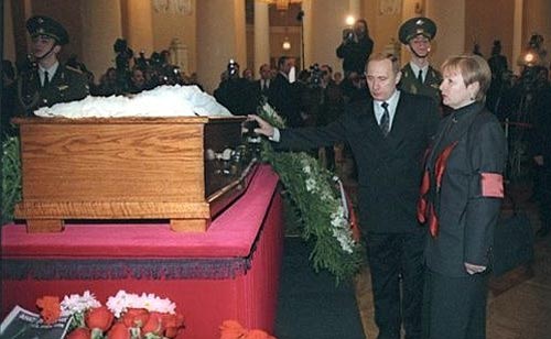 Исполняющий обязанности президента, председатель Правительства РФ Владимир Путин простился с Анатолием Собчаком. Фото: kremlin.ru