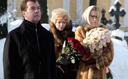 Возложение цветов к могиле Анатолия Собчака. Дмитрий Медведев с вдовой Анатолия Собчака Людмилой Нарусовой и ее дочерью Ксенией. Фото: kremlin.ru