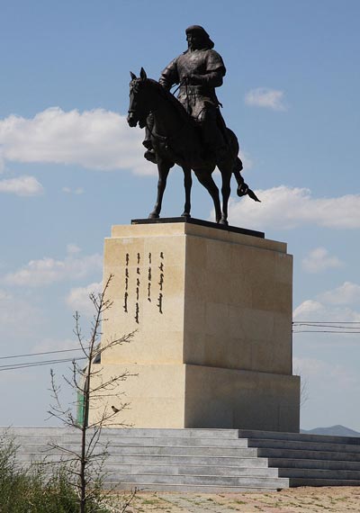 В аэропорту монгольской столицы гостей встречает конный памятник Чингисхану. Фото: Chinneeb / Wikimedia.org 