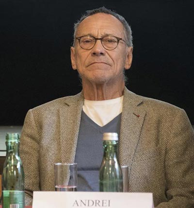 Только пятая жена, Юлия Высоцкая, смогла укротить влюбчивого Андрея Кончаловского. wikipedia