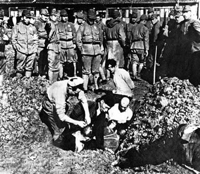 Японские оккупанты закапывают китайца, 1937-38 гг.