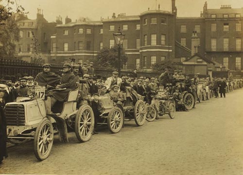 Автомобили и их экипажи перед стартом гонки на тысячу миль, 1900 год 
