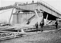 Развалины Серебряного моста. Wikimedia.org 