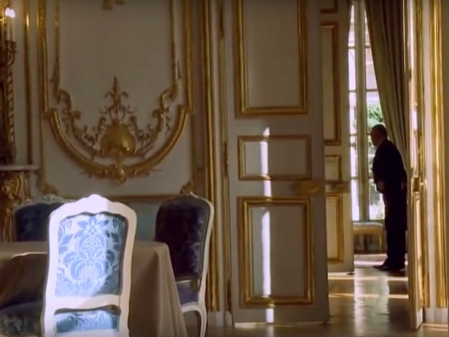 В рабочий кабинет президента Франции распахивает двери специальный сотрудник. Фото: скриншот видео